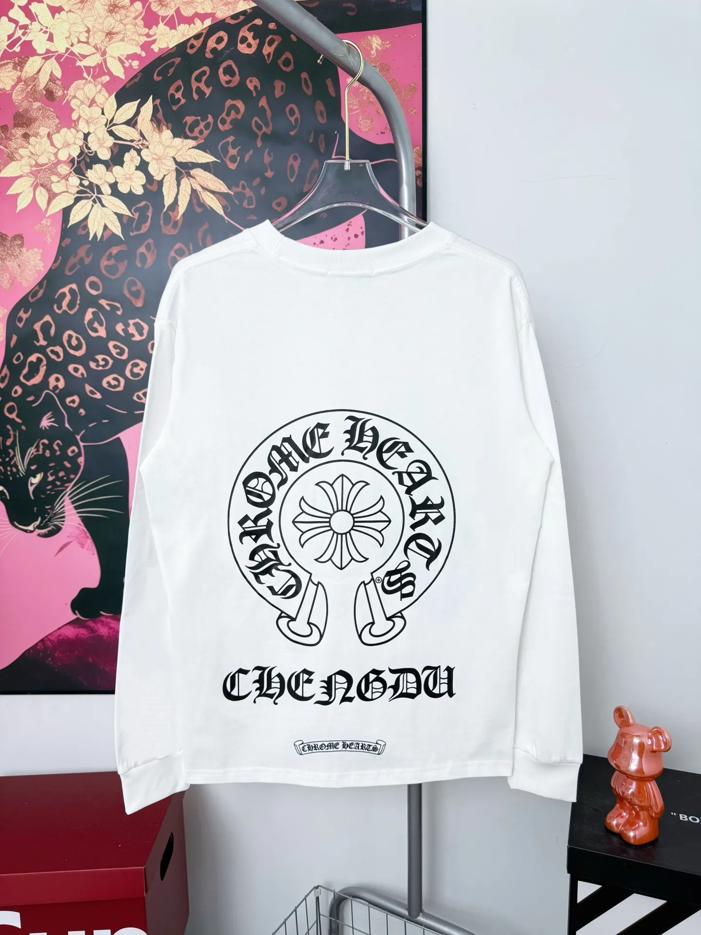 P190 Newly added white ChromeHearts Miami limited-edition horseshoe long-sleeve, the same style as ChromeHearts counters. Made of 280g pure cotton fabric, 32 count double yarn. Very textured on the handle. Three-dimensional and atmospheric. Versatile and easy to wear in autumn. Simple and elegant. The upper body effect is very good with the os version. Suitable for all body types. Soft and comfortable. CH letter offset printing on the front and horseshoe Sanskrit offset printing on the back. Small markings on the hem. Resistant to machine washing. Does not fade or deform. Complete accessories. Original mold opening, perfect restoration of zp 2:1, same style for men and women, versatile and not picky, size s m l xl color black white